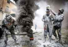 अण्डा, पिठाेले हिर्काएर युद्ध लड्ने अनौठो परम्परा