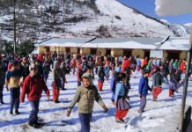 हिमपातका बीचमा राष्ट्रिय गान गाउँदै विद्यार्थी