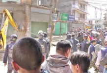 मुआब्जा लिएर पनि अटेर गरेपछि घरमा लगाइयो डोजर