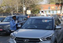 ट्राफिक प्रहरीले नियम उल्लङ्घन गर्नेलाई ‘नमस्कार’ गर्ने