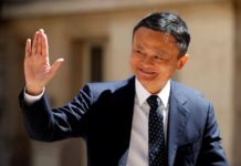 एसियाका घनाढ्य ज्याक मालेले नेपाललाई स्वास्थ्य सामग्री दिदै