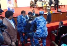 प्रचण्डलाई जुत्ता प्रहार गर्ने युवा प्रहरीकाे नियन्त्रणमा