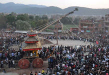 भक्तपुरमा विश्वध्वजासहित तीनवटै लिङ्गो उठेन