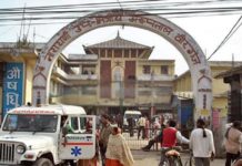 काेराेना संक्रमित ट्वाइलेट फोडेर भागे