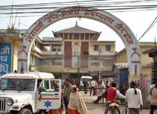 काेराेना संक्रमित ट्वाइलेट फोडेर भागे