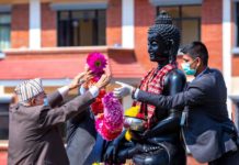 प्रमद्वारा बुद्धको प्रतिमामा माल्यार्पण
