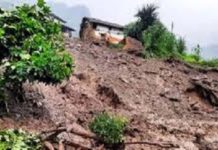 उपत्यकामै पहिराको जोखिम, तीन घर स्थानान्तरण गरियो
