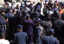 गैरकानुनी रुपमा आवास क्षेत्रमा सडक विस्तारकाे विरूद्वमा उत्रिए जनता