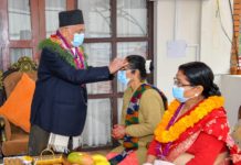 भाइ टीकामा प्रम ओलीले बहिनी कौशल्याको हातबाट लगाए