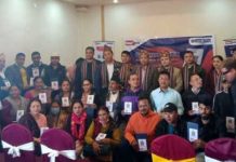 नेपाल बैंककाे पाल्पा शाखामा एकै दिन १ सय १८ जनालाई फोन पेको क्यूआर स्ट्यान्ड वितरण