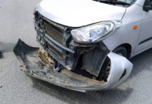 सिंहदरबारको मूल गेटमै मन्त्रीको गाडीमा ठोक्किएर उपसचिवको गाडीमा क्षति