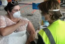 अस्पतालमा विवाहको कपडामा कोरोनाविरुद्धको खोप पुगेपछि