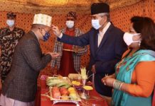 प्रधानमन्त्री देउवाबाट विजयादशमीको टीका ग्रहण