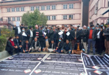 कानुन व्यवसायीको धर्ना सर्वोच्चको मूलगेटमा