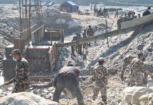 नेपाली सेनाद्वारा मेलम्ची बाढीले बगाएको रातो पुलमा बेलिबृज बनाउँदै