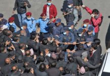 सर्वोच्चमा प्रहरी र वकिलहरुबीच धकेलाधकेल