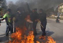 पेट्रोलियम पदार्थको मूल्यवृद्धिविरुद्ध टायर बालेर प्रदर्शन