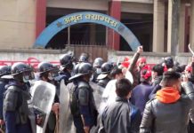 अस्कल क्याम्पसमा पेट्रोलियम पदार्थकाे मूल्यबृद्धि फिर्ता लिनुपर्ने माग राख्दै विरोध प्रदर्शन