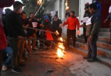 एमसीसी र पेट्रोलियम पदार्थको मूल्यवृद्धि खारेजीको माग गर्दै प्रर्दशन