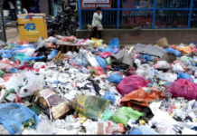 उपत्यकामा फोहोर नउठेर सडक दुर्गन्धित