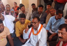 जनकपुरधामका स्वतन्त्र उम्मेदवार साह अधिकृतको कार्यालयमा धर्ना