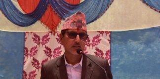 प्राथमिक उपचारका सामग्रीसहित स्वास्थयकर्मी वस्तीवस्तीमा जाने