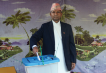 मन्त्रिपरिषद्का पूर्वअध्यक्ष खिलराज रेग्मीले गरे मतदान केन्द्रबाट मतदान