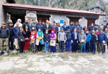 दुई दिनको पैदल यात्रापछि कर्मचारी र सुरक्षाकर्मी मतदान केन्द्रमा