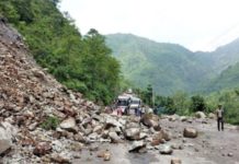 मालढुङ्गादेखि म्याग्दीको बेनी जोड्ने मालढुङ्गा-बेनी सडक गए रातिदेखि अवरुद्ध