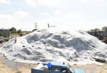 टेकुमा थुप्रिएको फोहोरमा जैविक तरल पदार्थ हालेरले छोपियो