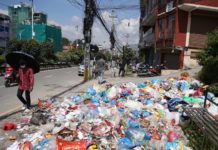 काठमाडौंका चोकमा फेरि फोहोरकाे दुर्गन्ध फैलिन थालियाे