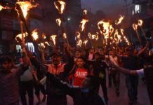 विप्लव नेकपानिकट विद्यार्थी संगठनले सरकारविरुद्ध मशाल जुलुश निकाले