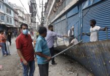 महानगरको डोजर बालाजु-गोंगबु बसपार्क क्षेत्रका अनधिकृत संरचनामाथि चल्यो