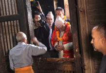 पु्र्व प्रम ओलीले त्रिपुरेश्वमा रहेकाे महादेव मन्दिरको दर्शन गरे