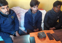 युरेनियम जस्तो देखिने वस्तुसहित तीन जना पक्राउ