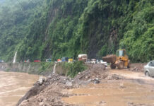 सवारी बन्द गरी पृथ्वी राजमार्गको भित्ता काटिने