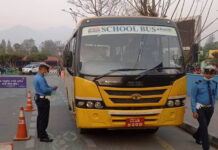ट्राफिक प्रहरीले ६ दिनमा स्कुल बसका ६४ जना चालकलाई कारबाही