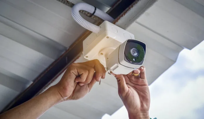 Technician-installing-CCTV-Camera_urnfJiiaPd