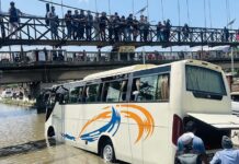 सानेपा-टेकु जोड्ने कालोपुल मुनि फस्यो पर्यटक बस