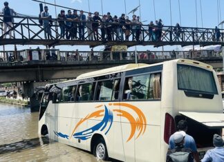 सानेपा-टेकु जोड्ने कालोपुल मुनि फस्यो पर्यटक बस