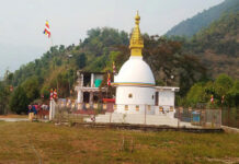 पर्यटक तान्दै रिघा उदय बुद्धविहार