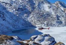 तीर्थयात्रीको उपचारका लागि चिकित्सकको समूह गोसाइँकुण्डमा