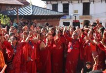 पशुपतिमा तीज मनाउन महिलाहरूको भीड