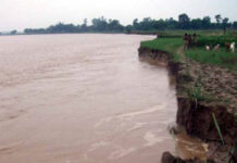 बाढीले जग्गा कटान गर्न थालेपछि मुक्त कमैया परिवार विस्थापित हुँदै