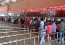 नयाँ बसपार्कको टिकक काउण्टरमा बसको टिकट लिन सर्वसाधारण लाइन बसे