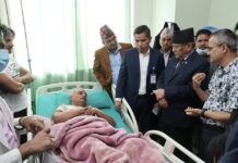 प्रधानमन्त्री प्रचण्ड आचार्यलाई भेट्न वीर अस्पताल पुगे