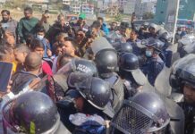 प्रदर्शनकारीहरुलाई नियन्त्रणमा लियाे