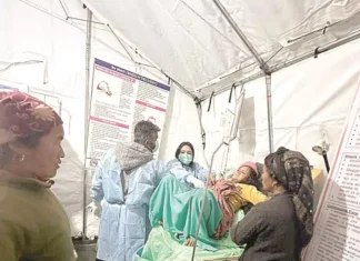 स्वास्थ्य संस्थाका भवन क्षतिग्रस्त भएपछि मेडिकल टेन्टबाट सेवा