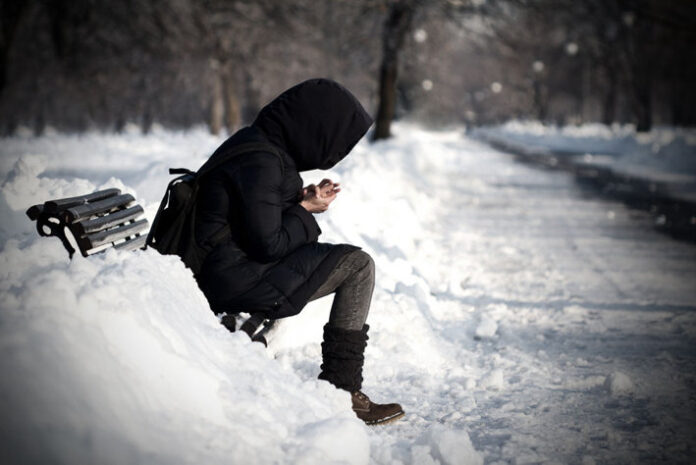 winter-addict-on-a-bench-2
