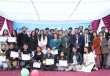 स्नातक पढ्दै गरेका विद्यार्थीको प्रतिभा प्रदर्शन